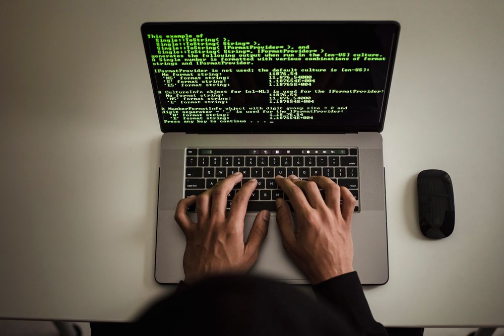 Desarrollador trabajando en código desde una computadora