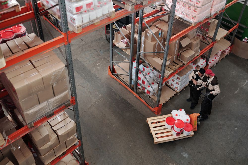 Personal revisando mercancía en un almacén